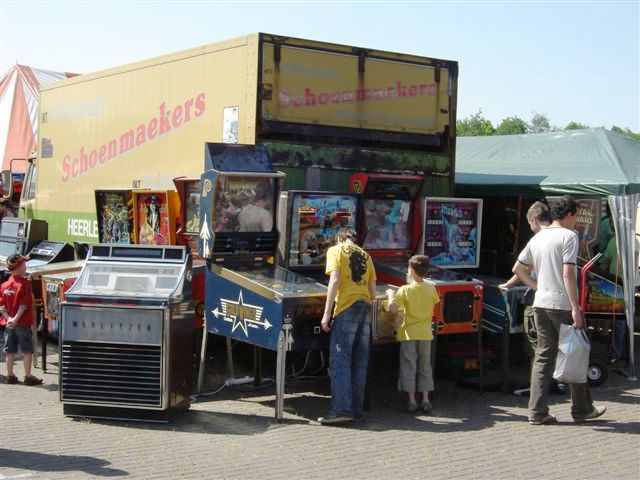 Wurlitzer jukebox and flipperkasten