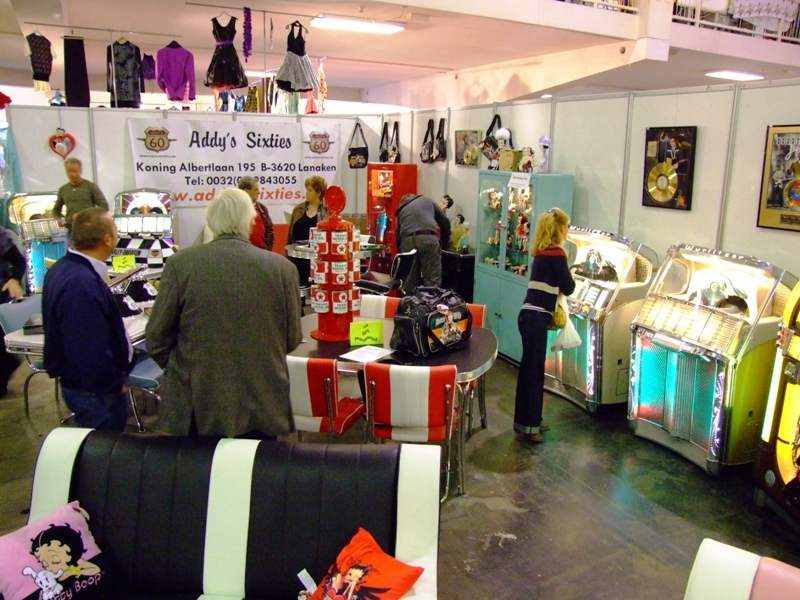 Wurlitzer jukebox and diner booths