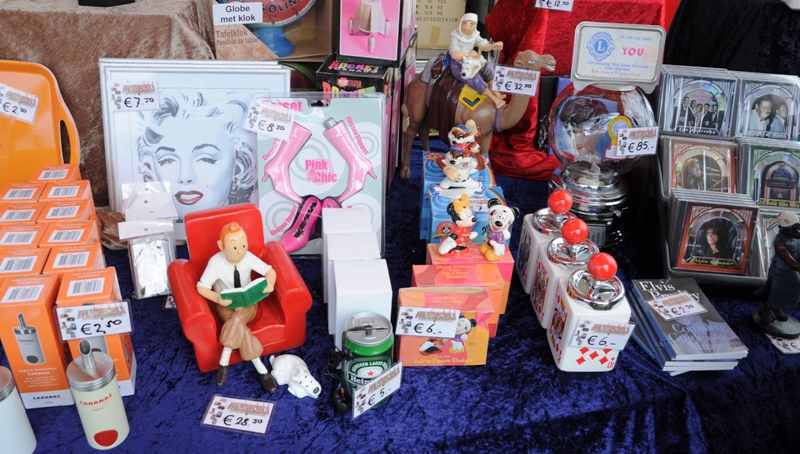 fake Tintin statues