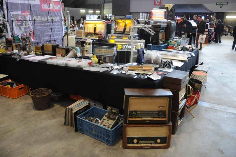 vintage radio with vacuum tubes