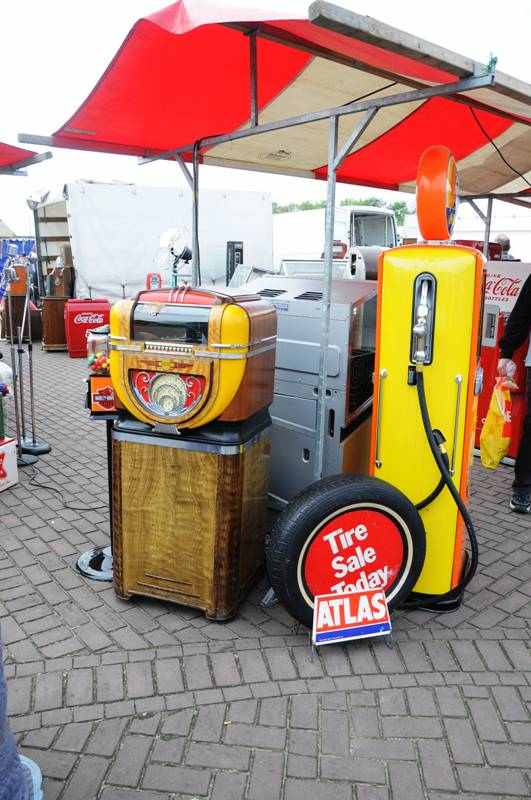 Wurlitzer 71 jukebox and gas pump